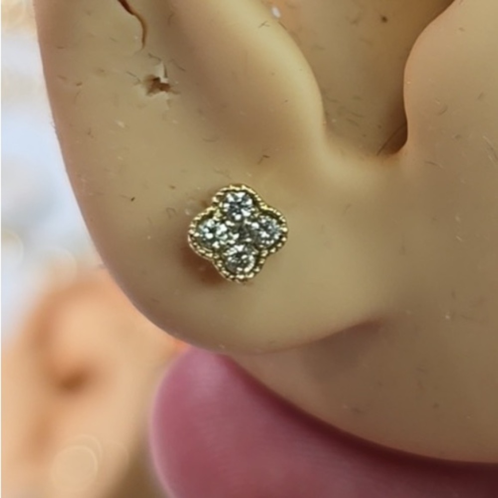 18K Gold Diamond Stud Earrings Clover Yellow
Gold White Gold Lightweight